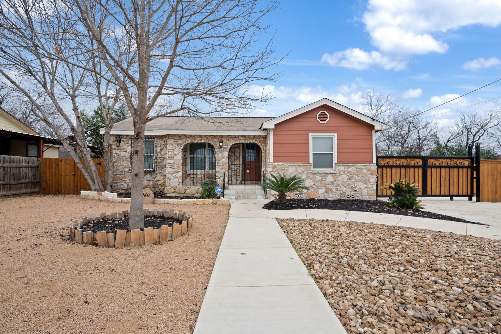 San Antonio House: 1046 Hillcrest Dr