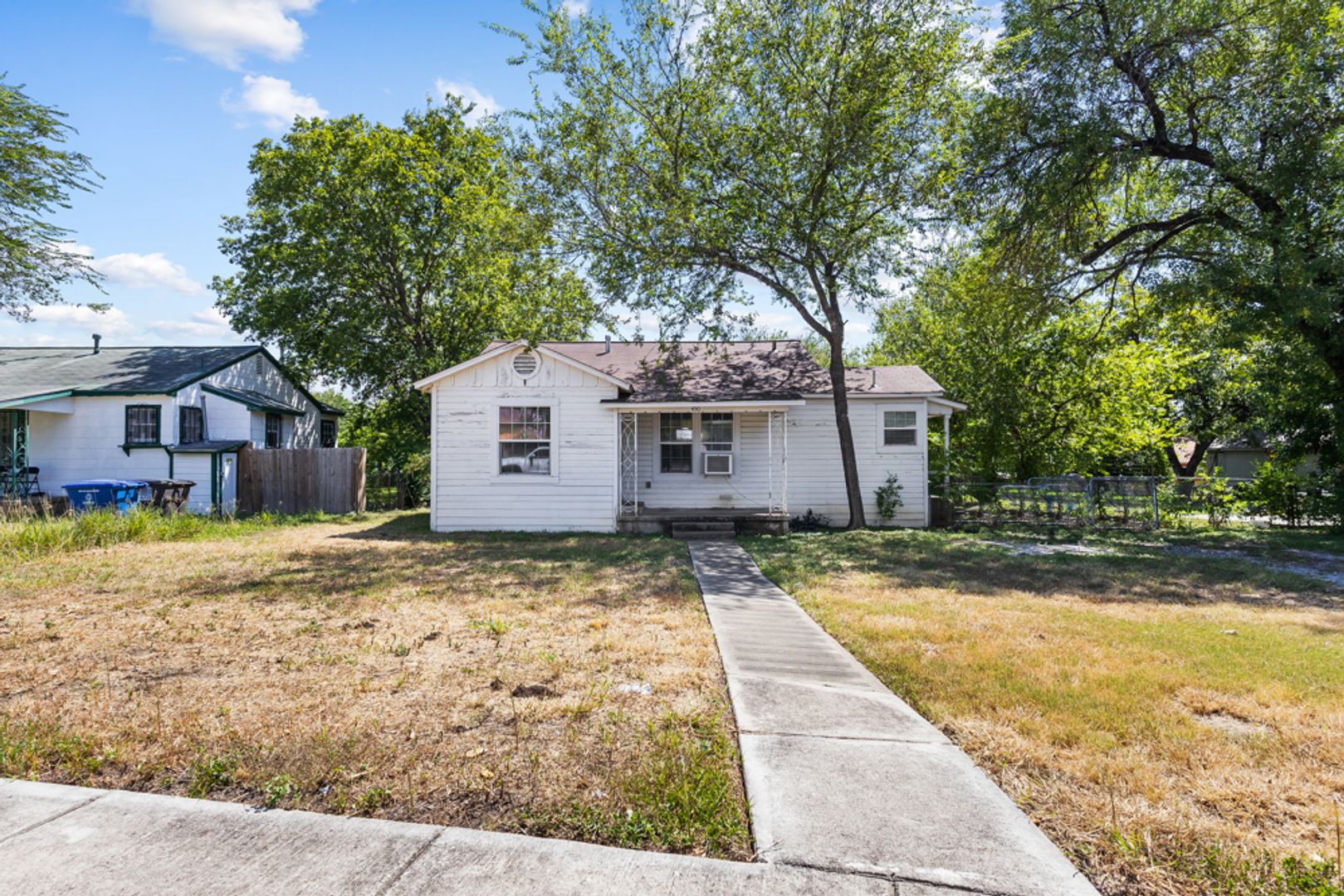 San Antonio House: 450 Overhill Dr.
