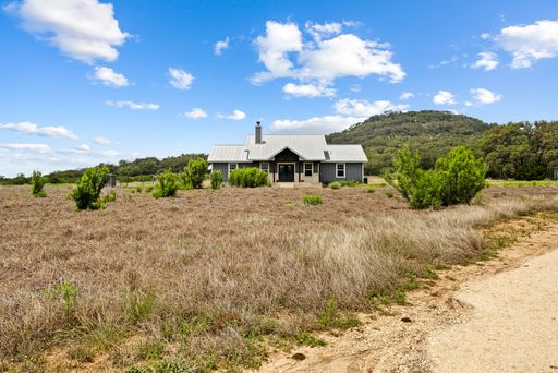 4574 Bump Gate Rd, Pipe Creek, TX 78063