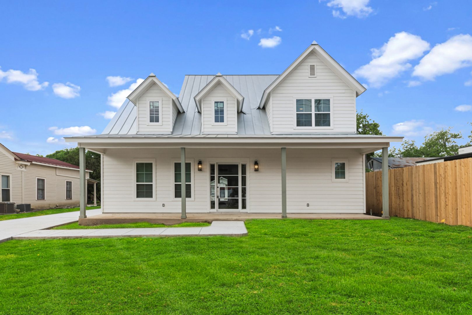 New Braunfels House: 158 S. Academy Ave