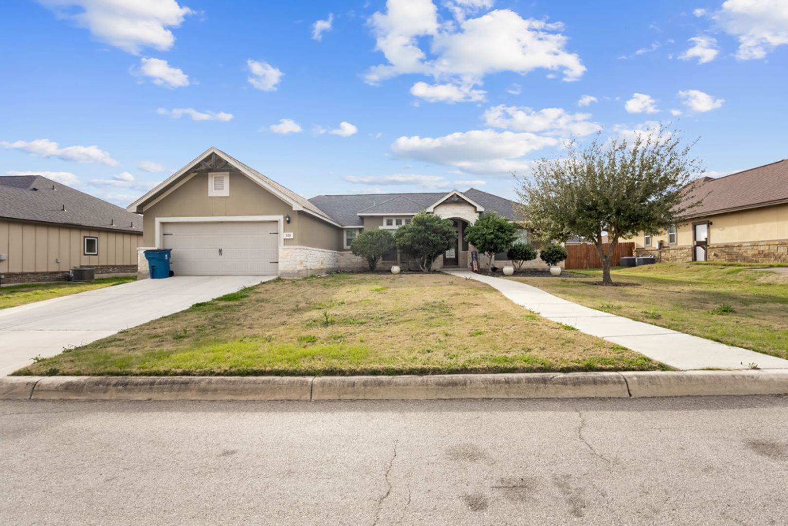 Floresville House: 105 Grand View