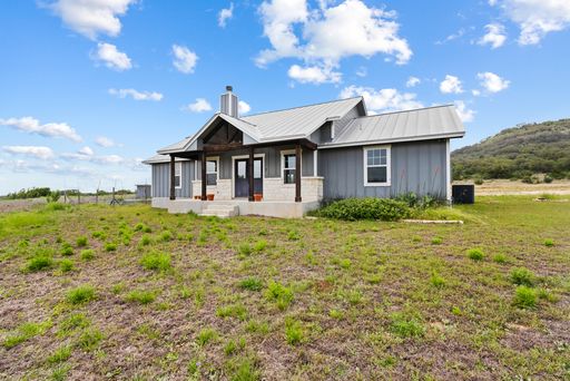 4574 Bump Gate Rd, Pipe Creek, TX 78063