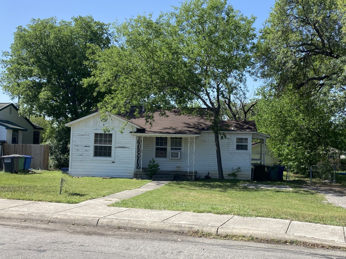 San Antonio House: 450 Overhill Dr.
