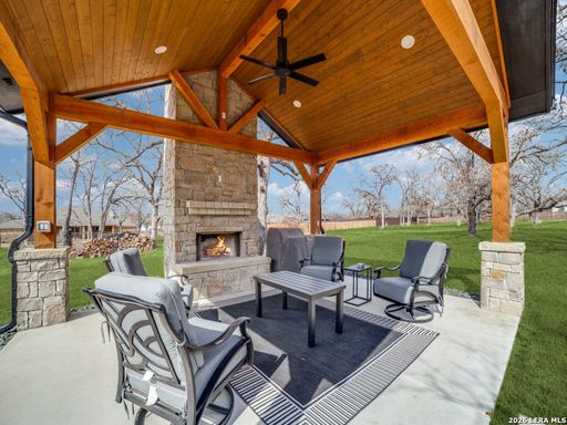 196 Bobby Lynn Dr, Adkins, TX 78101