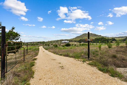 4574 Bump Gate Rd, Pipe Creek, TX 78063
