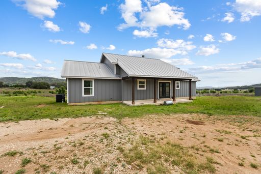 4574 Bump Gate Rd, Pipe Creek, TX 78063
