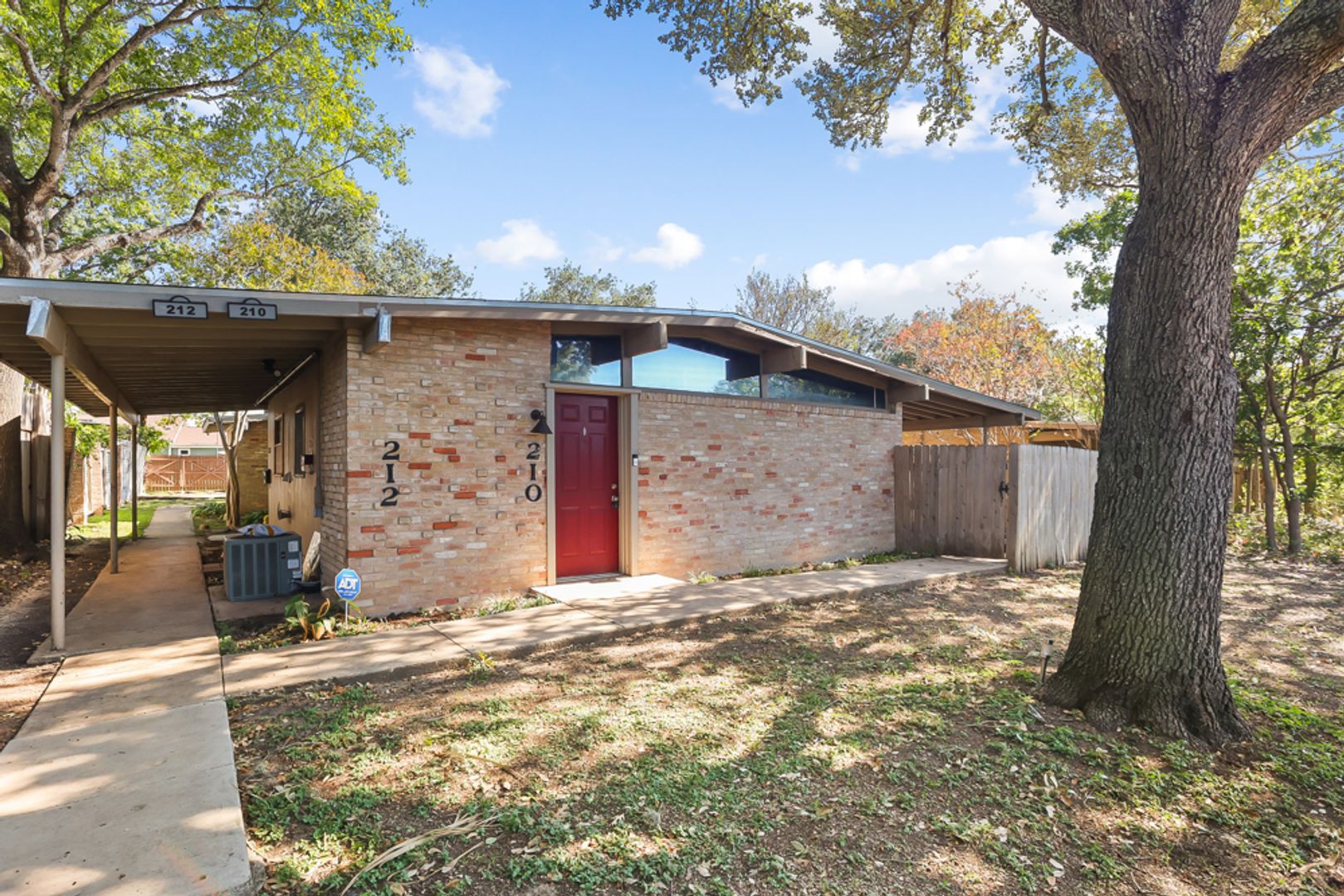 San Antonio House: 210 Emporia