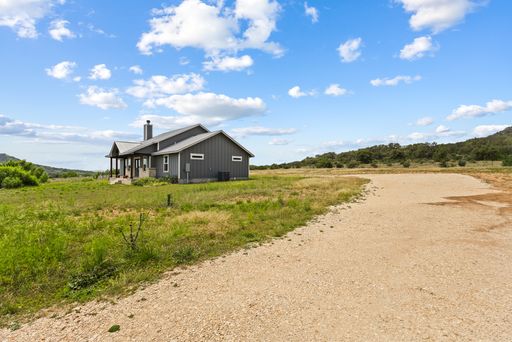 4574 Bump Gate Rd, Pipe Creek, TX 78063