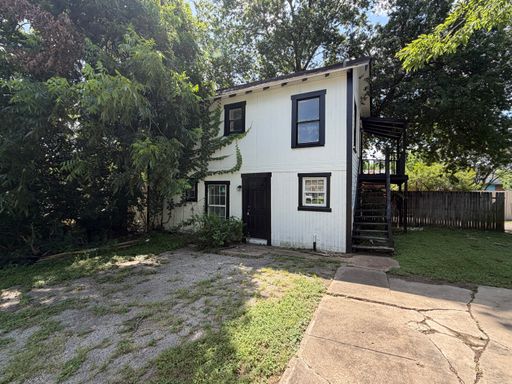Apartment *Upstairs* Leasing Special Available* – photo 1