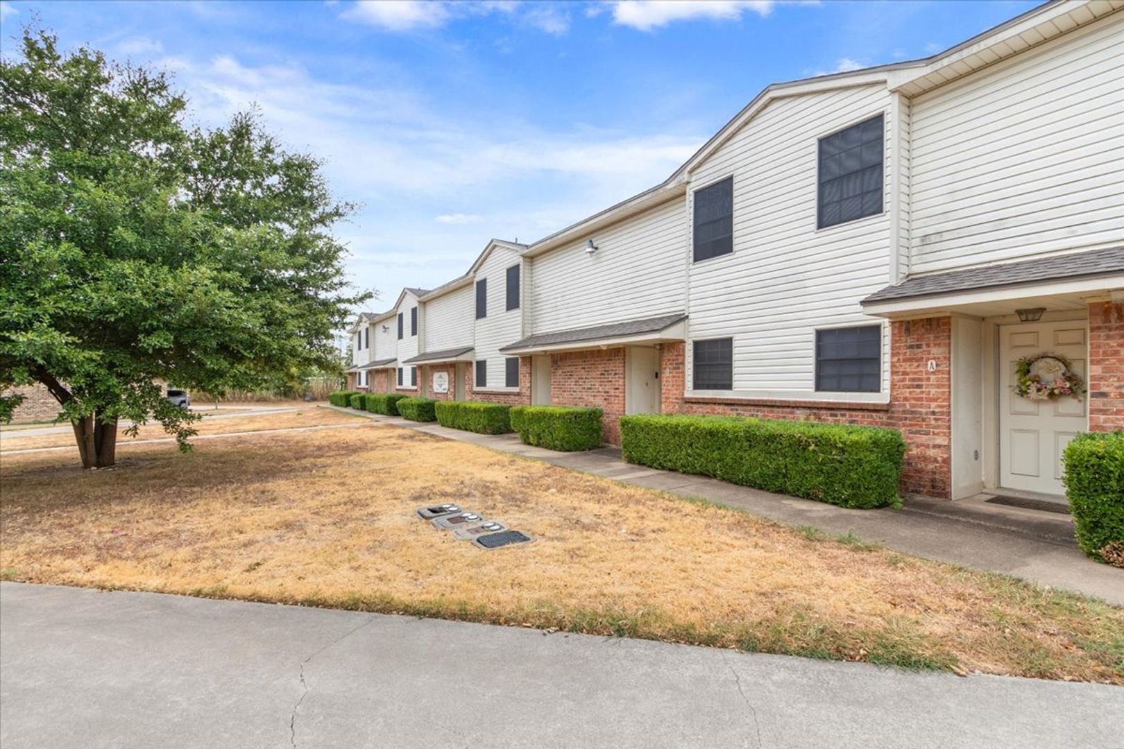 Hewitt House: 214 Romana Circle