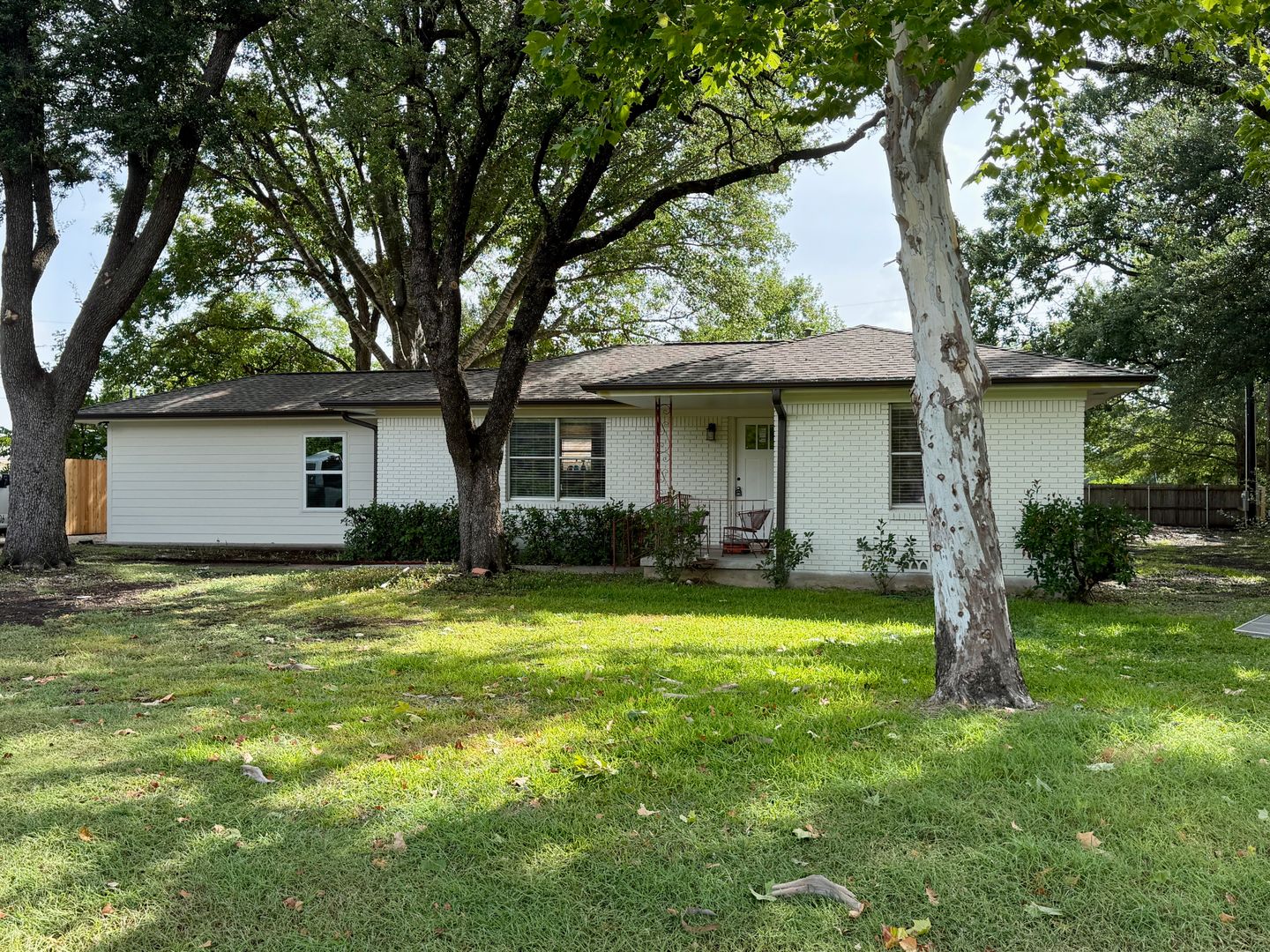 McGregor House: 696 Bosque Lane