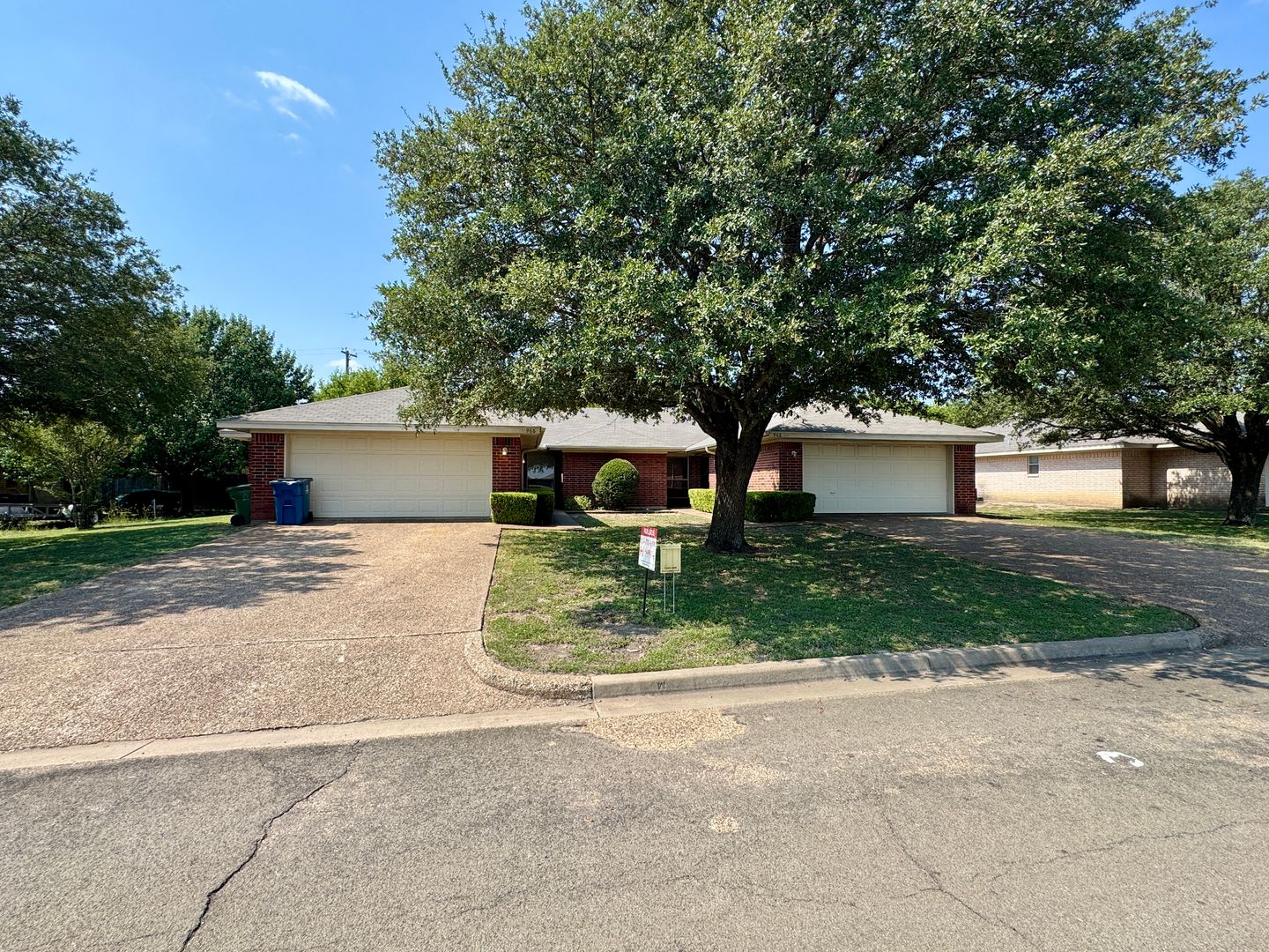 Hewitt House: 966 Parkview Circle