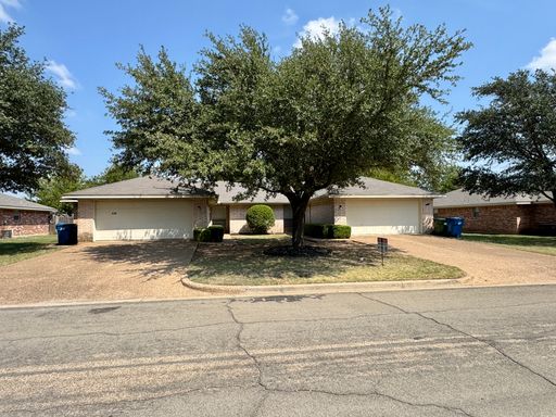 632 Park Place Dr. , Hewitt, TX 76643