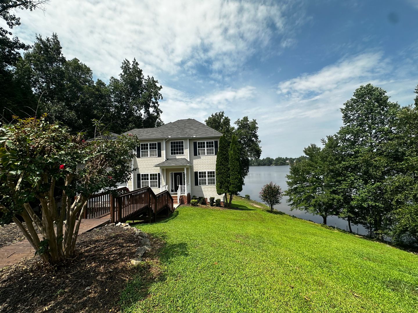 North Dinwiddie House: 8781 Lake Jordan Court