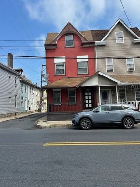 Located in Lebanon, PA/Lebanon School District, this 3-bedroom, 2-bathroom home offers practical living with essential appliances and features. – photo 1