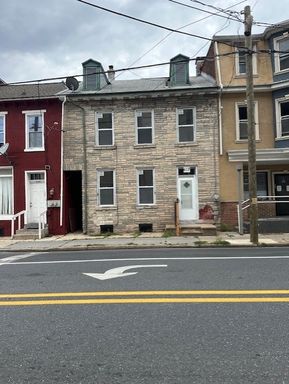 This 3-Bedroom, 1-Bathroom Home in Lebanon, PA Offers Practical Living Located Within Lebanon School District. – photo 1