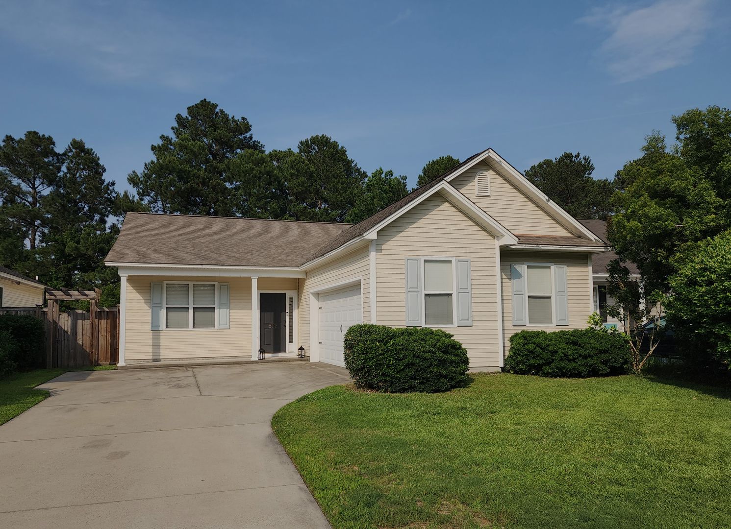LELAND House: 212 SAND PEBBLE DRIVE SE