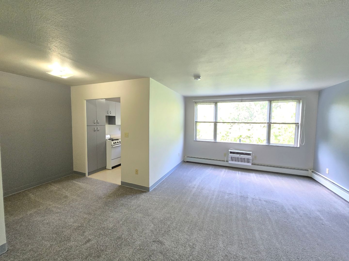 Sioux Falls Apartment: 2410 W Kenwood Manor