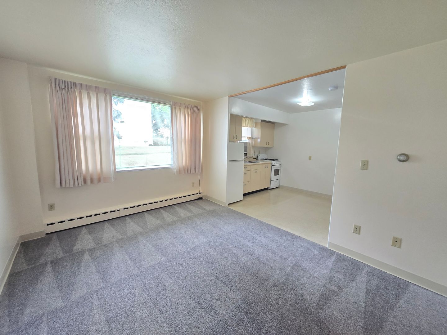 Sioux Falls Apartment: 2450 W Kenwood Manor