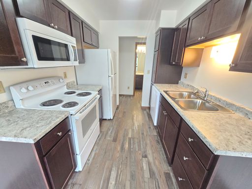 Spacious Updated 2 Bed 1.5 Bath with Walk-In Closets & Central Air – photo 1