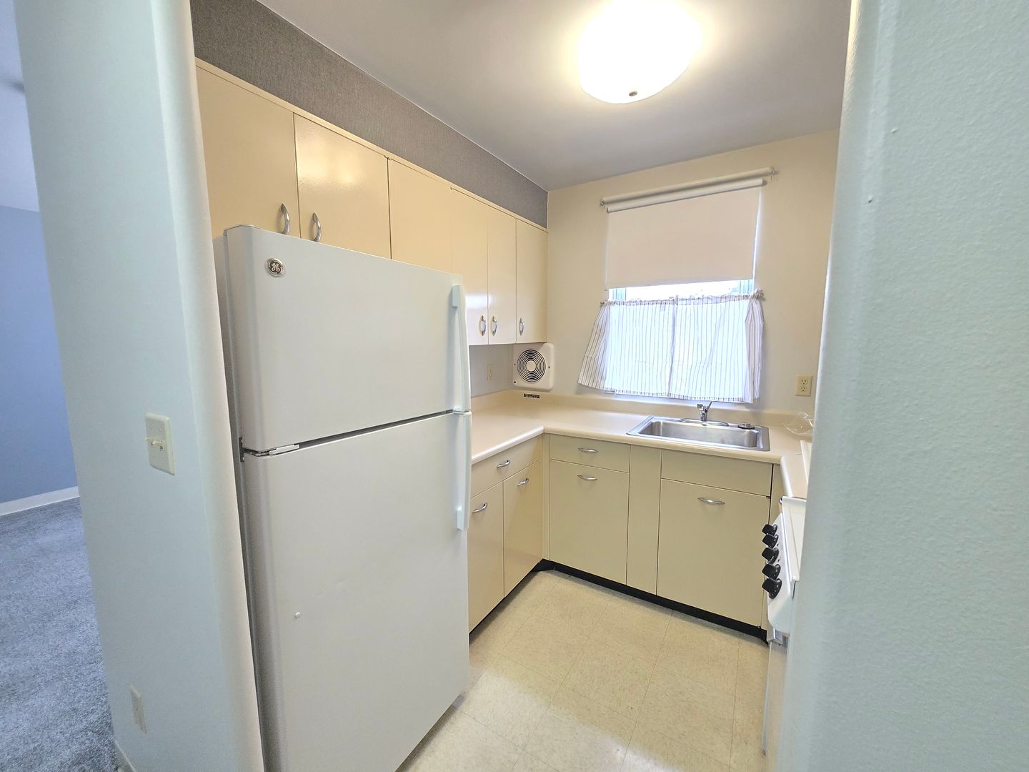 Sioux Falls Apartment: 2440 W Kenwood Manor