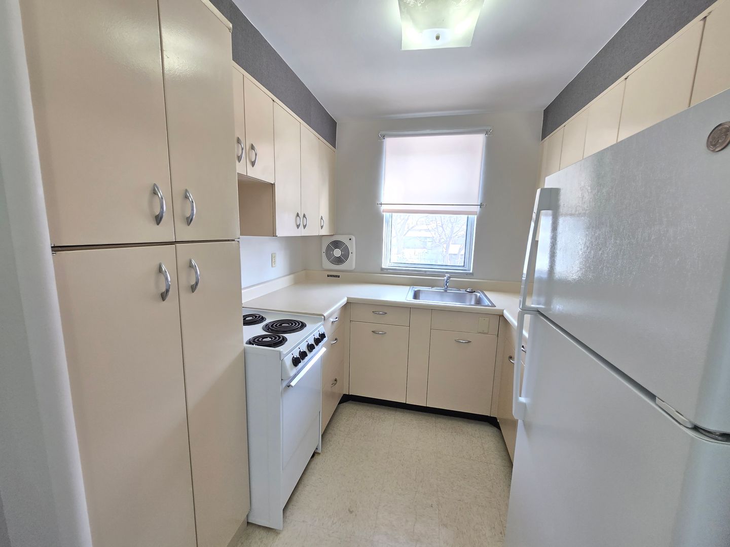 Sioux Falls Apartment: 2480 W Kenwood Manor