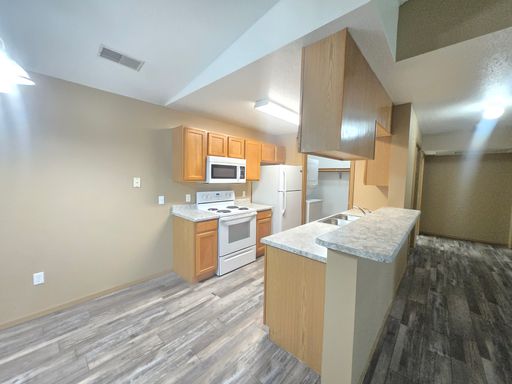 Rare Top-Floor 3 Bed, 2 Bath | Vaulted Ceilings | Garage Included | Near Elevator | East Sioux Falls – photo 1