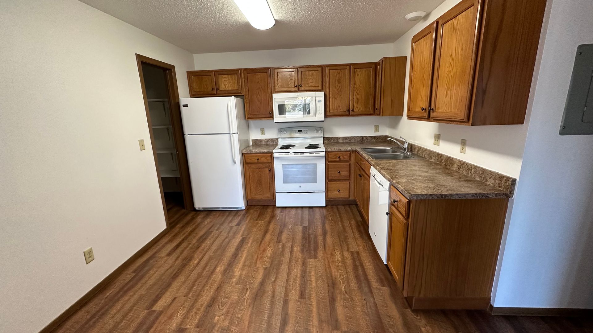 SIOUX FALLS Apartment: 2400 S. SYCAMORE AVENUE