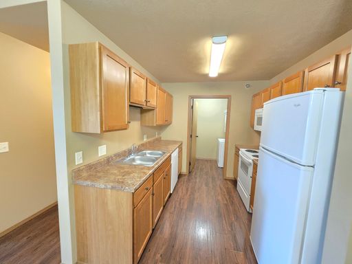 Spacious 2 Bed, 1 Bath Top-Floor Apartment with Vaulted Ceilings, Garage & Elevator Access! – photo 1