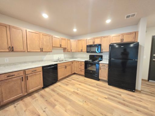 Large 1 Bedroom – Attached Garage Included & Most Utilities Paid – East Sioux Falls – photo 1