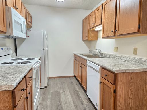 Updated 2 Bedroom Corner Unit – Most Utilities Paid! – photo 1
