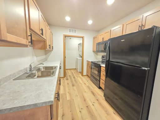 Newer 2 Bedroom Apartment with Attached Garage Most Utilities Paid – East Sioux Falls – photo 1