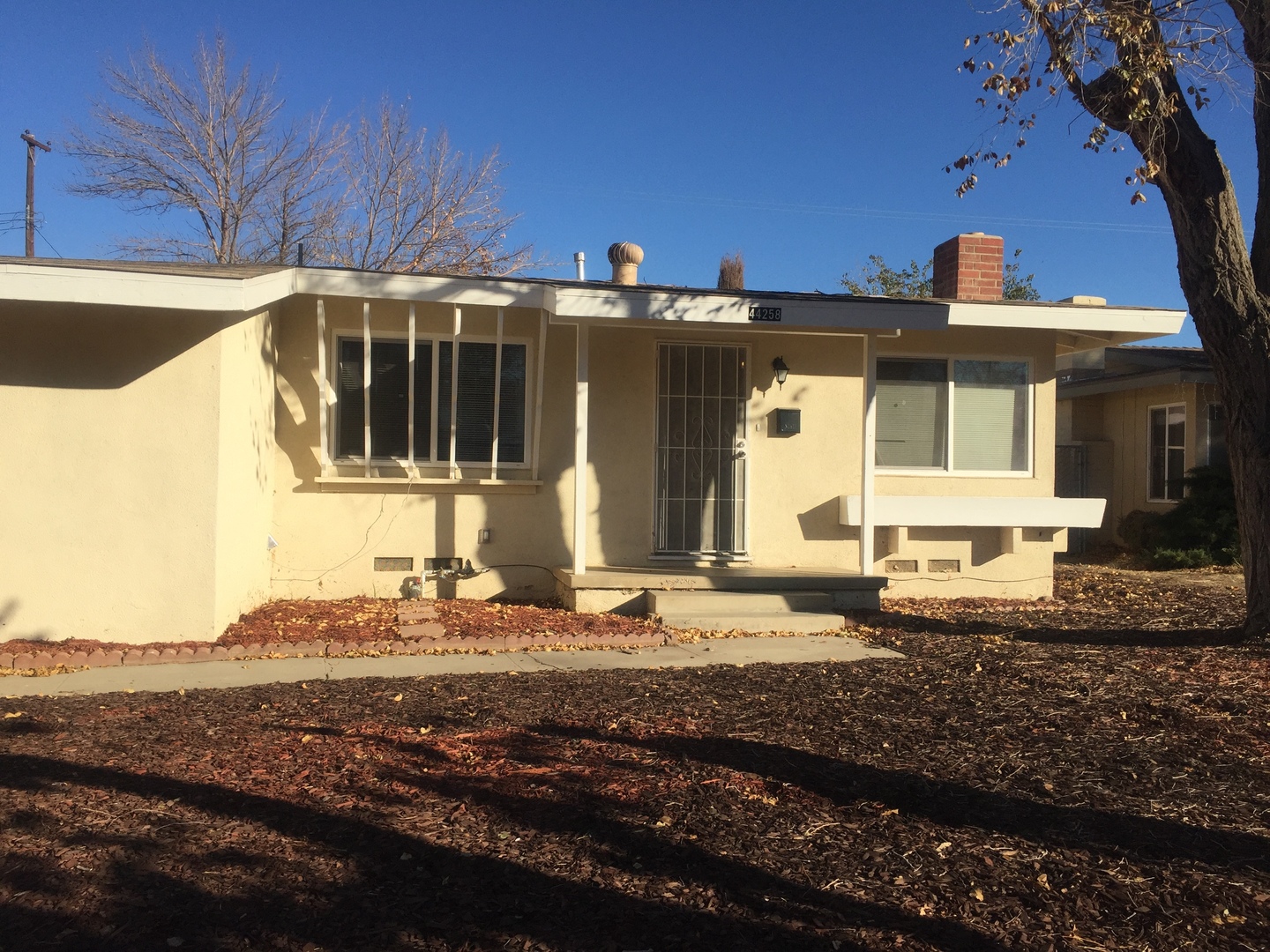 Lancaster House: 44258 4th Street East