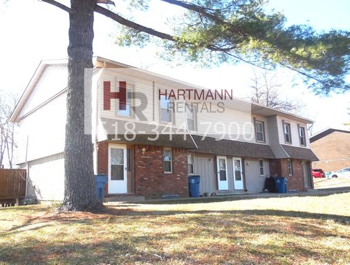Two Bedroom 1.5 Bath Townhouse with Drive Under Garage and Laundry Hook ups! – photo 1