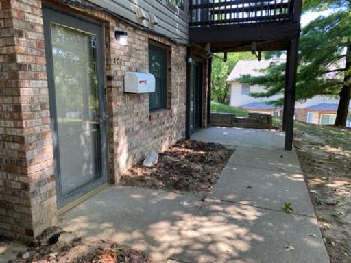 One Bedroom Condo with Fireplace and Stackable Washer/Dryer in Unit!