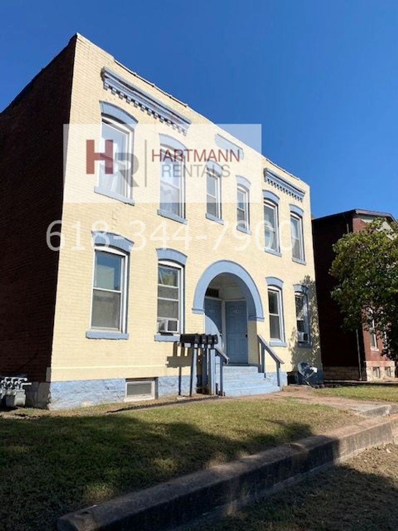 Granite City Apartment: 2141-2143 Edison Ave.