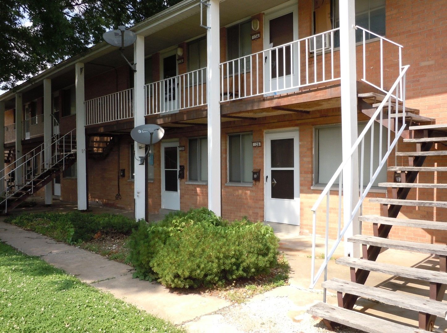 Collinsville Apartment: 623 St. Louis Rd.