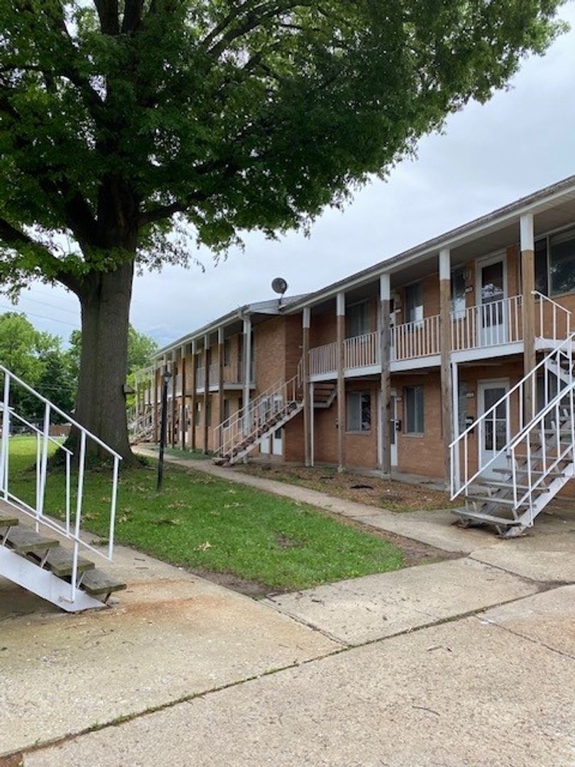Collinsville Apartment: 623 St. Louis Rd.