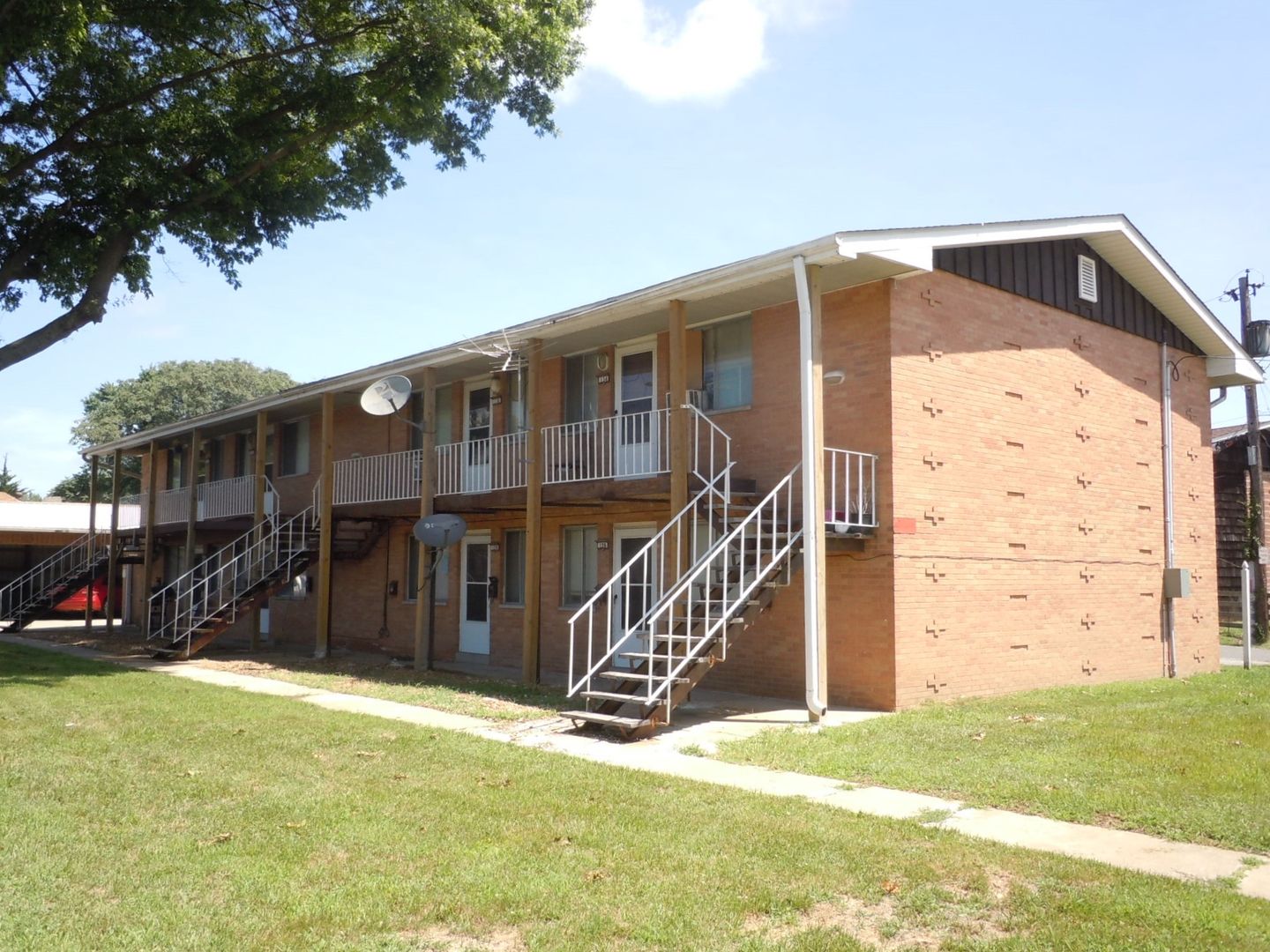 Collinsville Apartment: 623 St. Louis Rd.