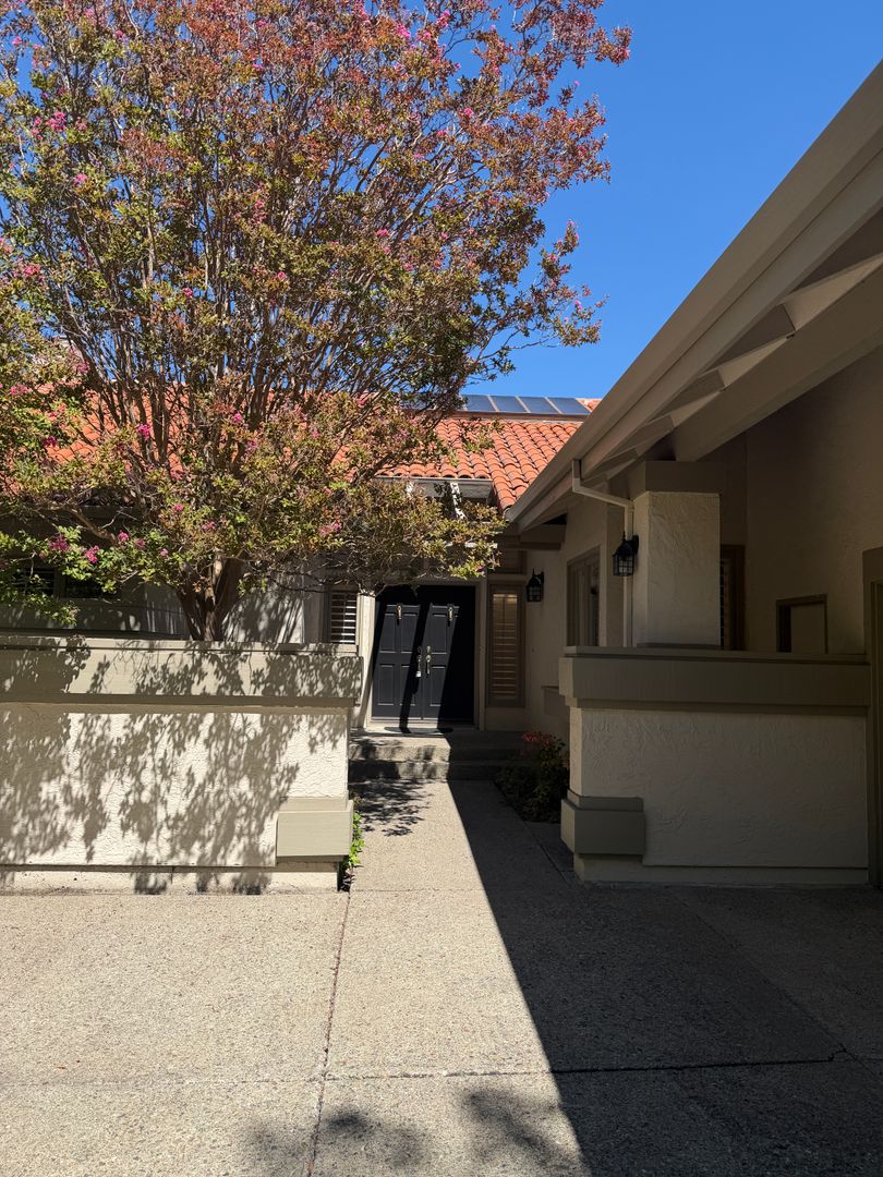 Danvile House: 742 Liquidamber Place