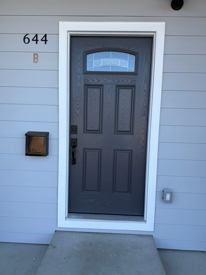 Martinez Apartment: 644 Green Street - Unit B