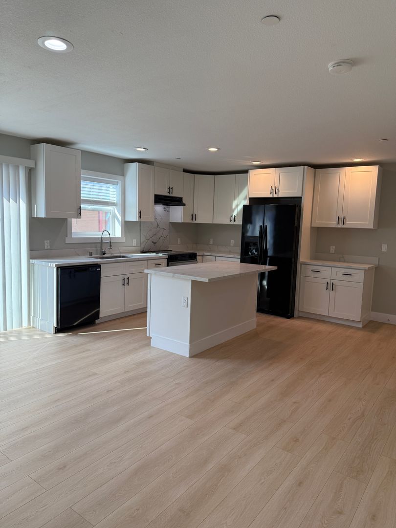 Martinez Apartment: 644 Green Street - Unit B