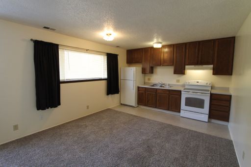 Great 1 bedroom across from the park! Close To Everything! Garage! – photo 1