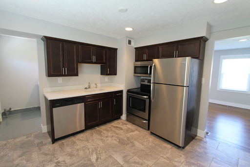 Modern and cool 2 bedroom townhome. Main floor Laundry included! Awesome Specials! – photo 1