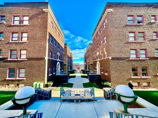 RENT SPECIALS!! Solid surface countertops, stainless steel upgrades. Downtown living at its finest. Indoor parking garage, Dog park. – photo 1