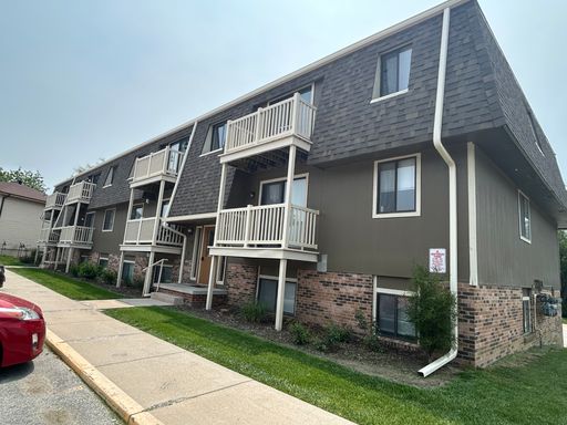 Spacious rooms and eat in kitchen! Balcony! Amazing 2 bedroom at the Cranston! – photo 1