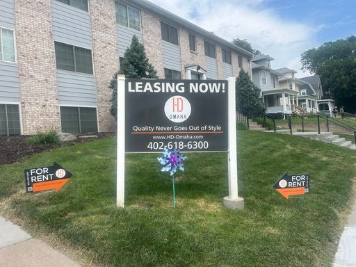 Move in SPECIAL Large & Modern 2 Bedroom Seconds From Midtown Crossing! Near UNO & CREIGHTON – photo 1