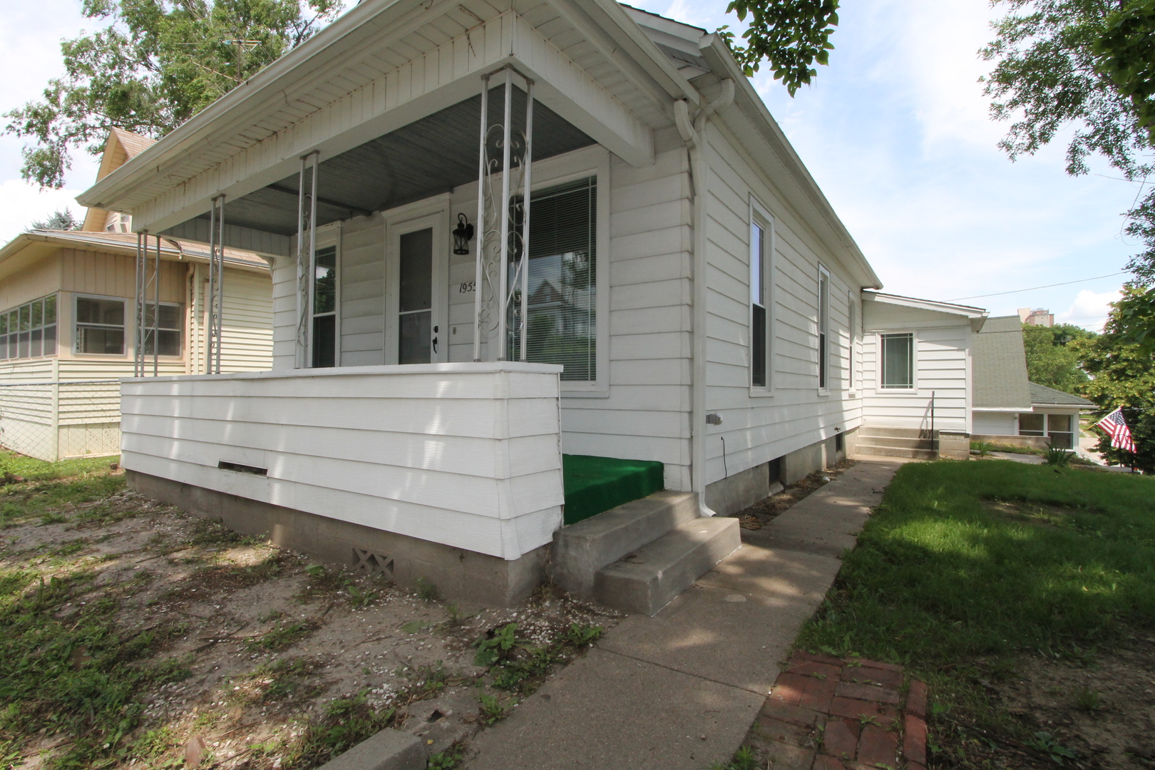 Beauty is on the inside! Outstanding 2-Bedroom with Vaulted Ceilings. So close to Downtown!