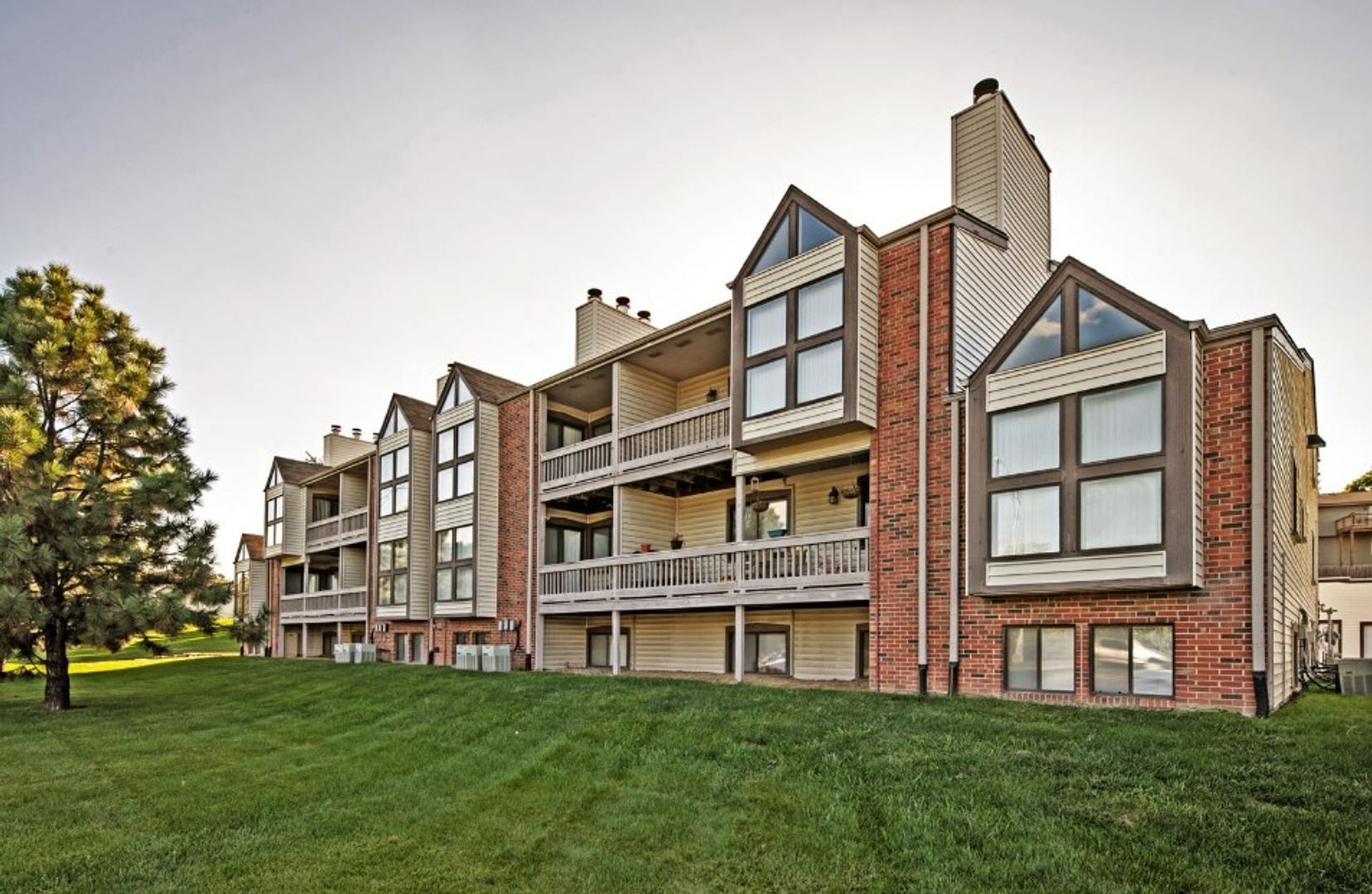 Ellis Pointe 4 of 12