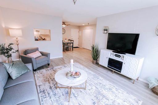 Smart Locks, Sharp Kitchens, Free Laundry, Happy Pets and a 5-Minute Commute. (Mic Drop) – photo 1
